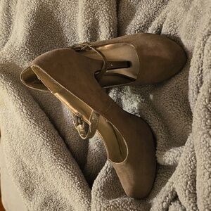 Jaclyn Smith smokies gray pumps